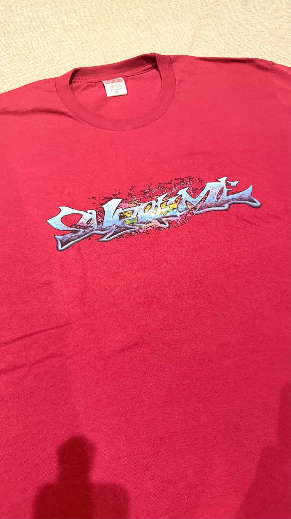 Camiseta Supreme Tag Cardinal FW25-W17 — XG, Novo