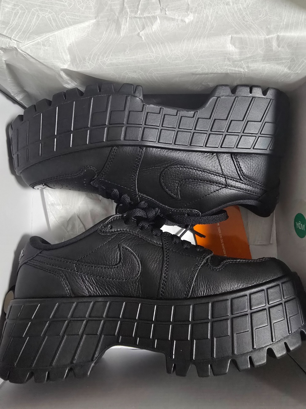 Air Jordan 1 Brooklyn Low Metallic Black