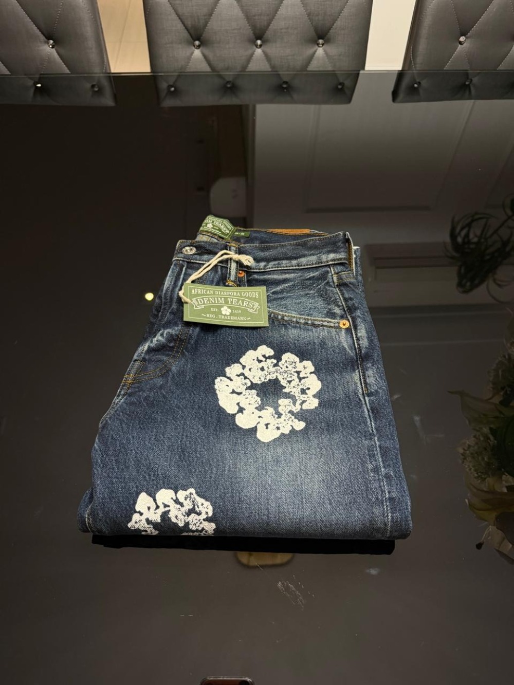 Calça Denim Tears Straight Cotton Wreath Dark Wash — G / 42, Novo