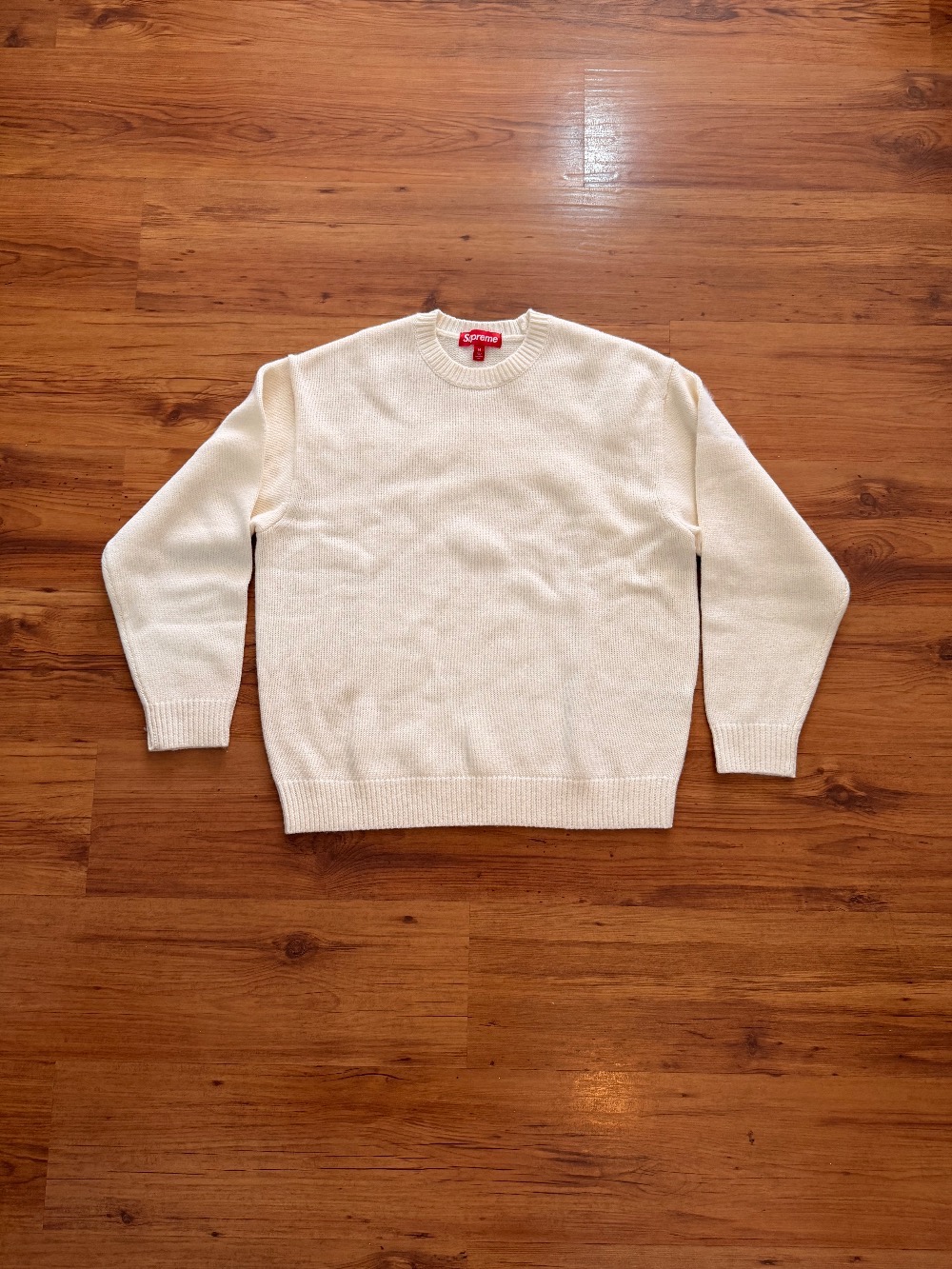 Sweater Supreme Angora Script Ivory FW25-W17 — M / G / XG, Novo