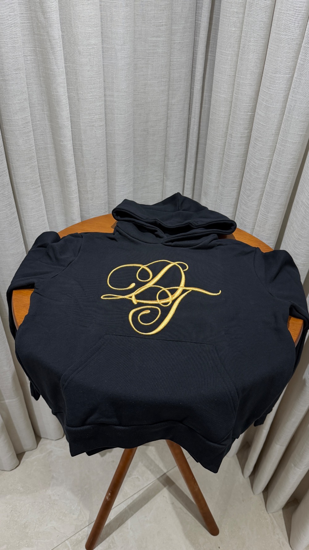Moletom Denim Tears Metallic Gold Script Black — G, Novo
