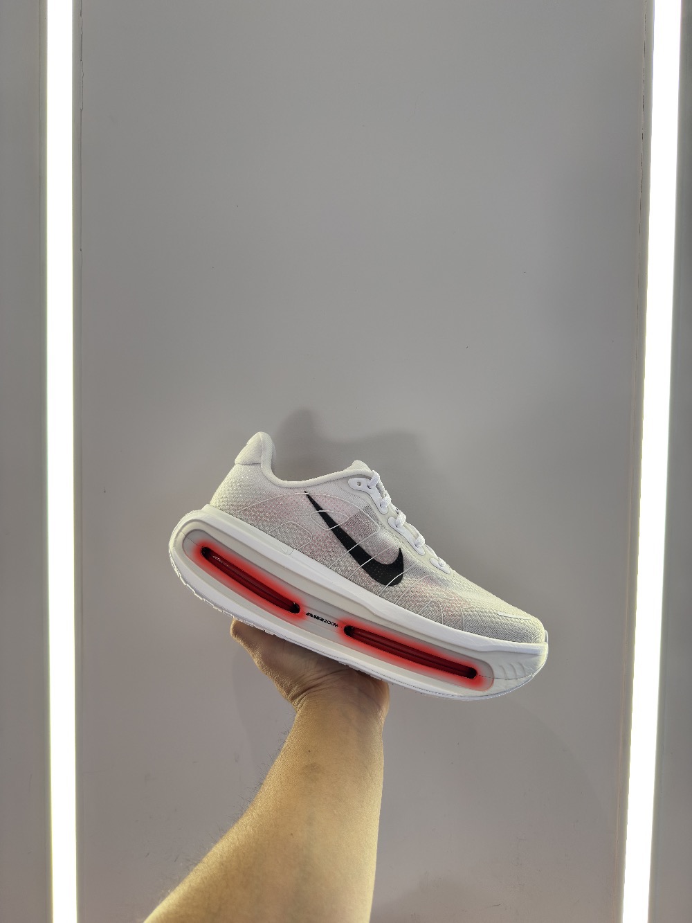 Nike Vomero Premium White Bright Crimson — 39, Novo