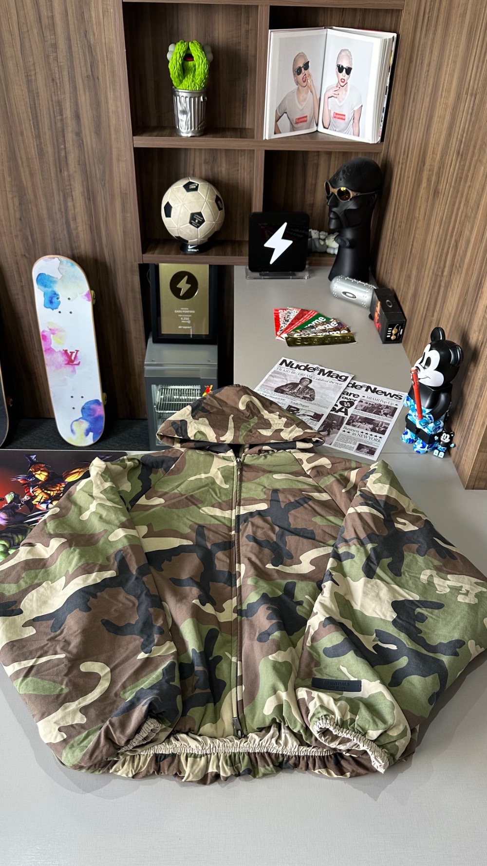Jaqueta Fear of God Essentials Military Hooded Woodland Camo — M, Novo