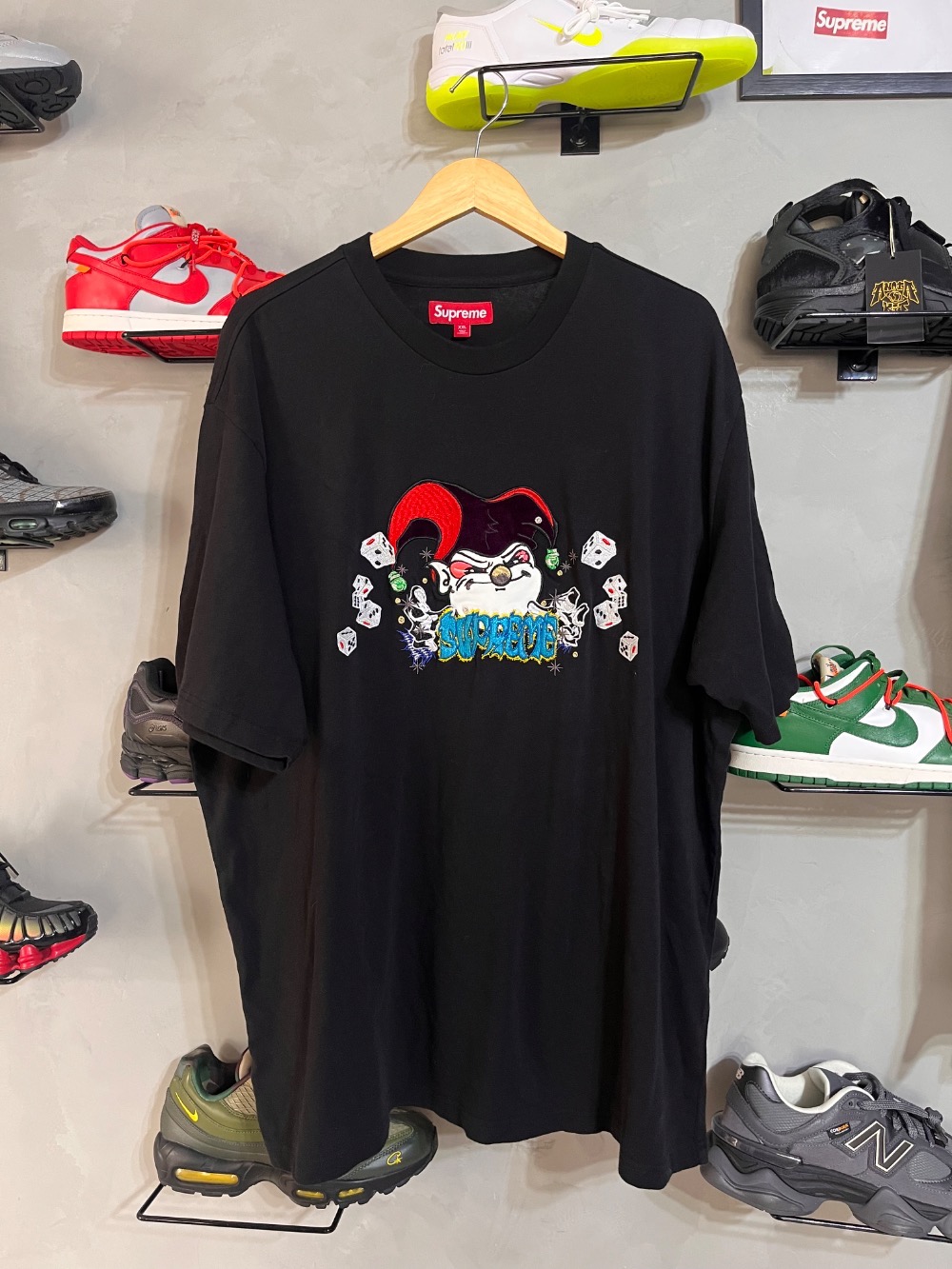 AOI x Supreme Camiseta Jester Black FW25-W19 — XXG, Novo