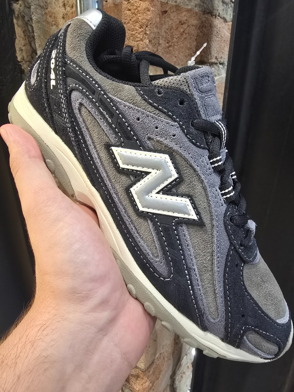New Balance 204L Black Magnet — 36 / 37 / 38 / 39, Novo