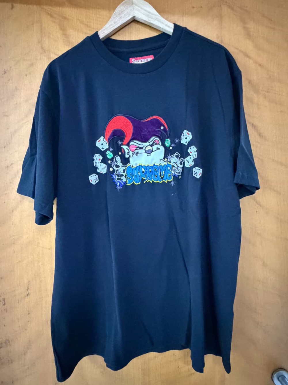 AOI x Supreme Camiseta Jester Black FW25-W19 — XG, Novo