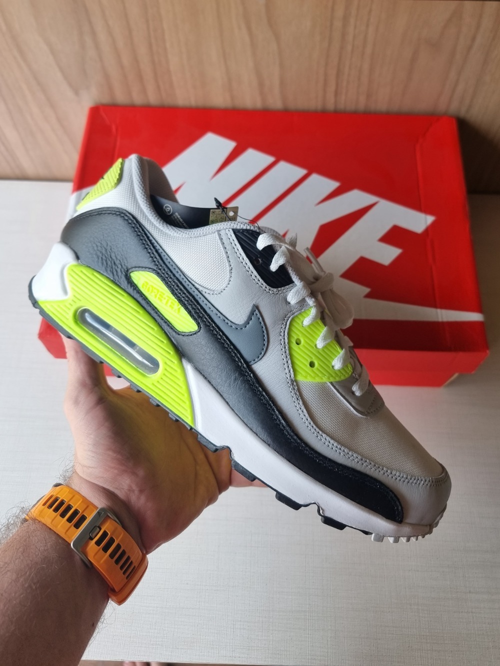 Nike Air Max 90 Gore-Tex Summit White Cool Grey Volt Black — 42, Novo