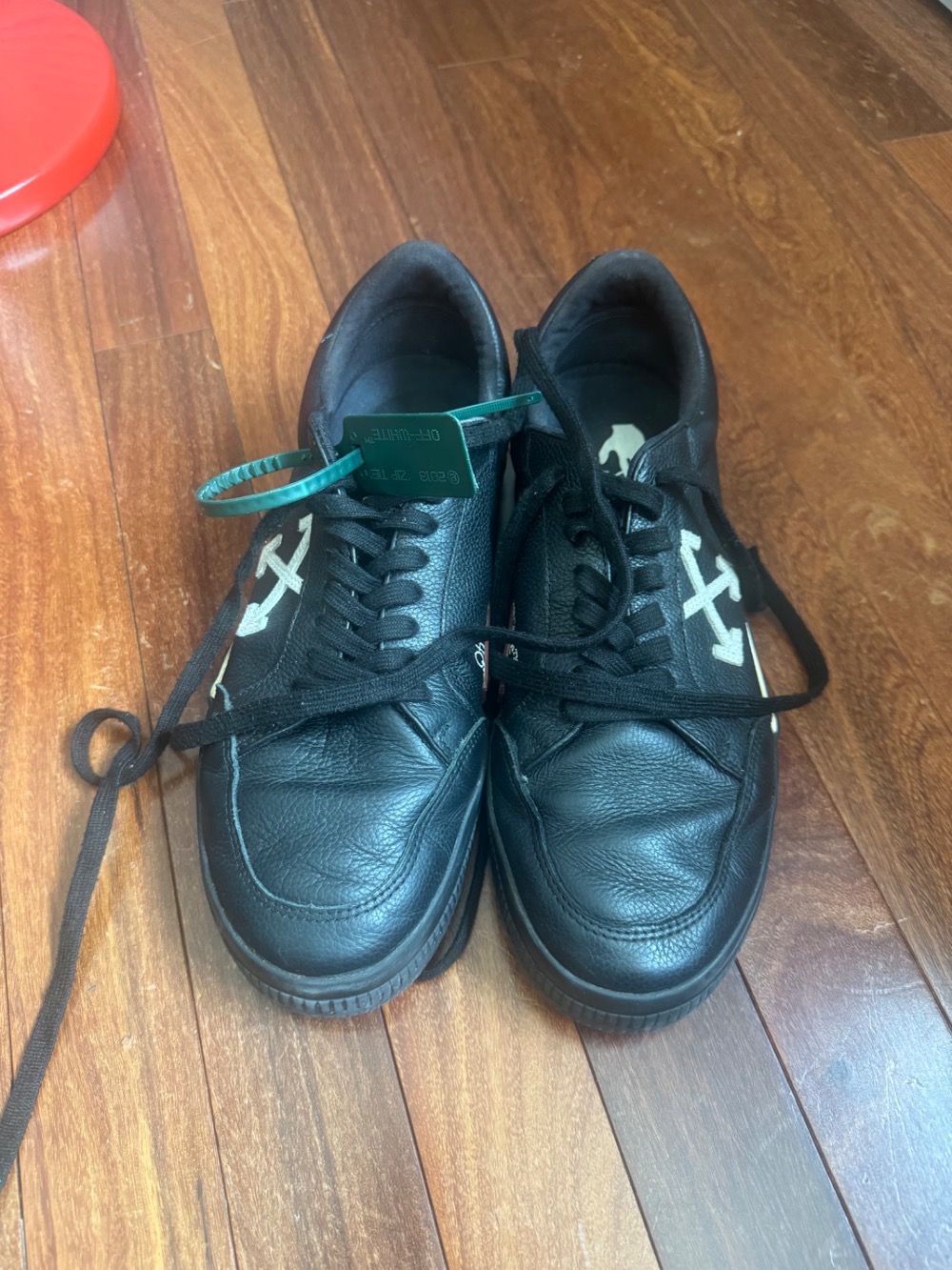 Off-White Vulcanized Low Black