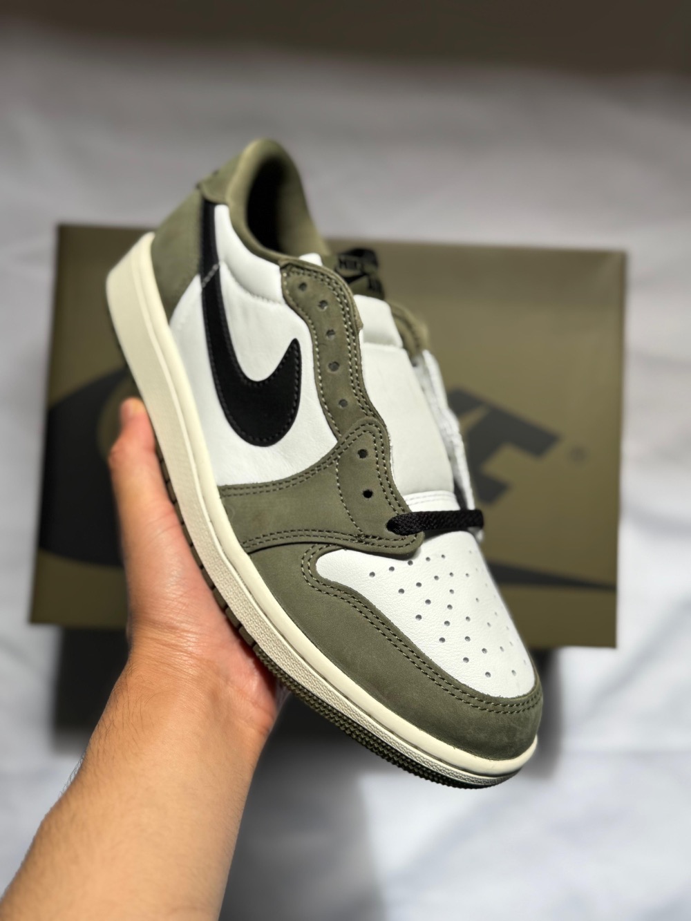 Air Jordan 1 Low OG Medium Olive — 43, Novo