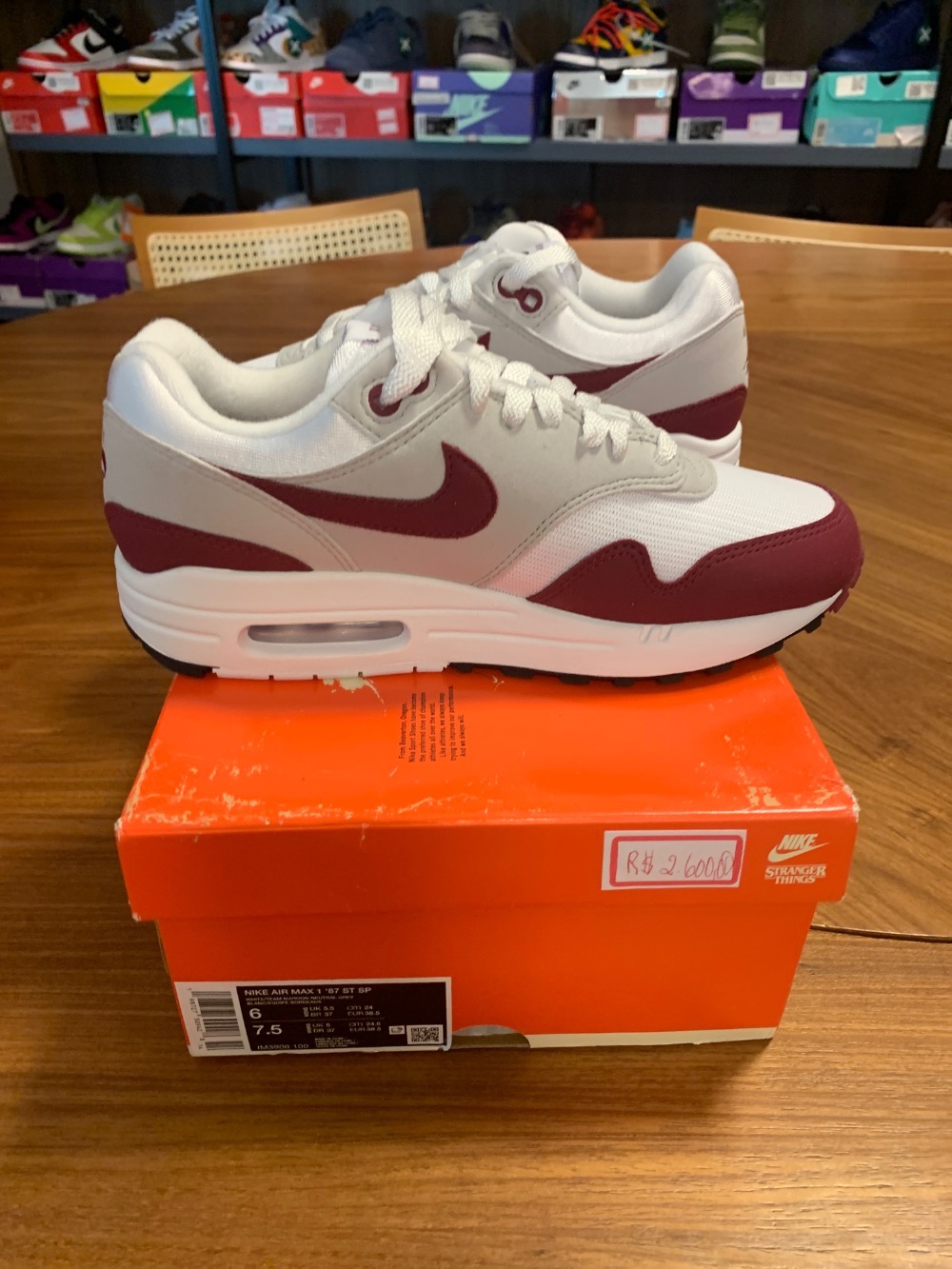 Stranger Things x Nike Air Max 1 '87 Steve Harrington — 37, Novo