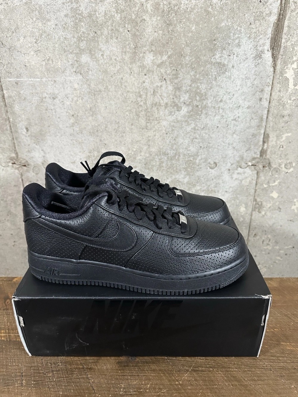Nike Air Force 1 Low Perforated Leather — 34 / 35 / 35.5 / 36 / 37.5 / 40.5 / 42.5 / 43 / 43.5 / 44, Novo