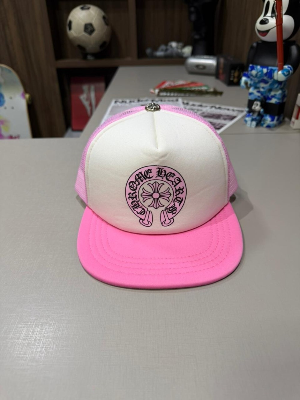 Sex Records x Chrome Hearts Boné Matty Boy Horse Shoe Trucker Pink White — Único, Novo