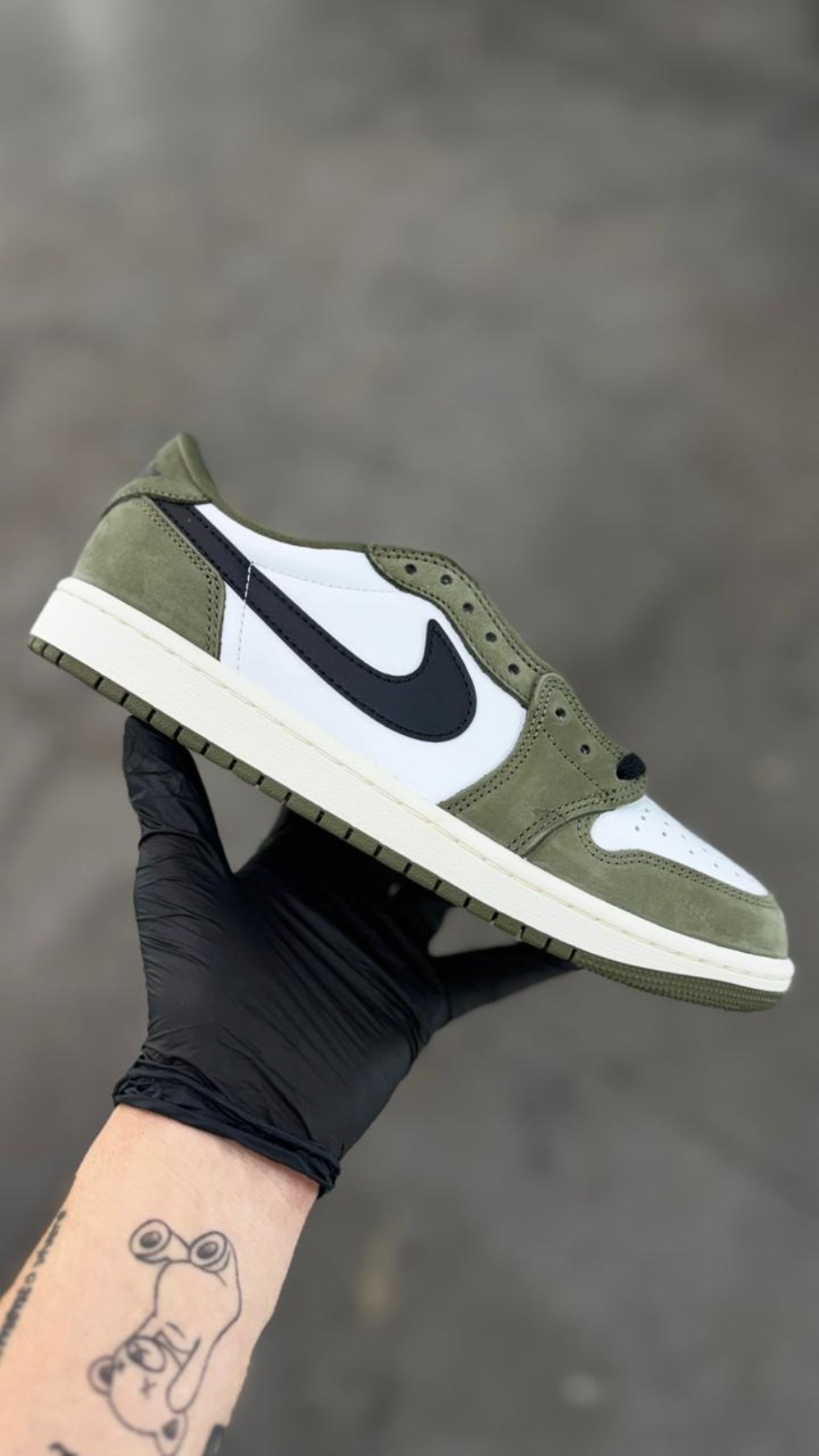 Air Jordan 1 Low OG Medium Olive — 39.5, Novo