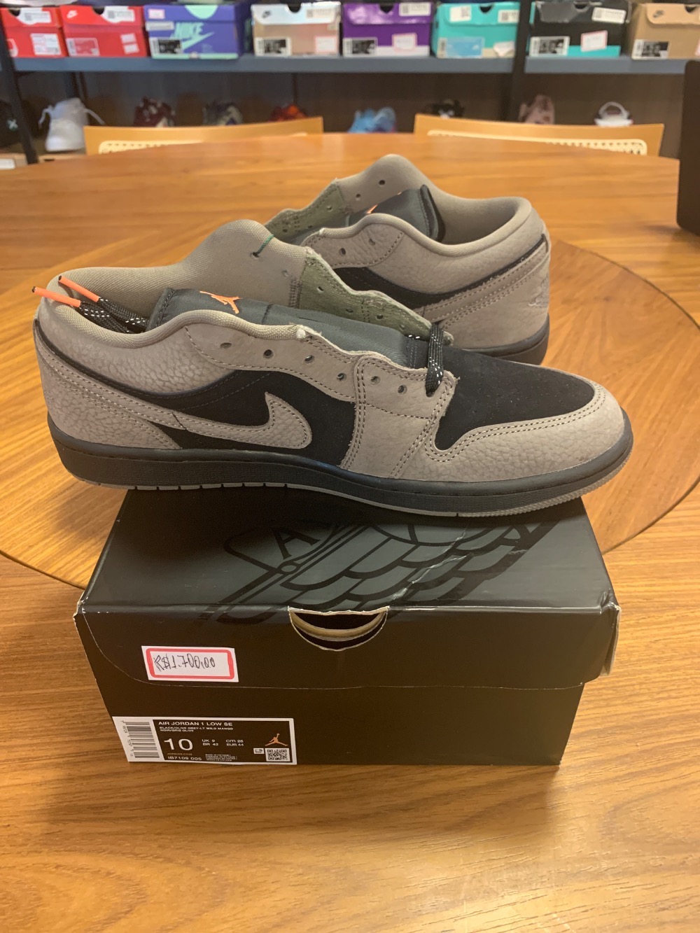 Air Jordan 1 Low SE Black Olive Grey — 42, Novo