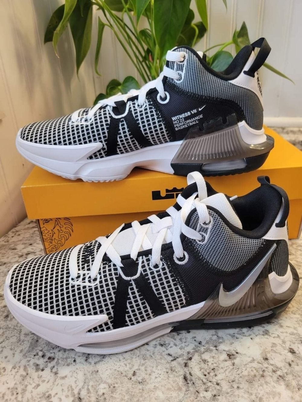Nike LeBron Witness 7 Metallic Silver — 39.5, Novo