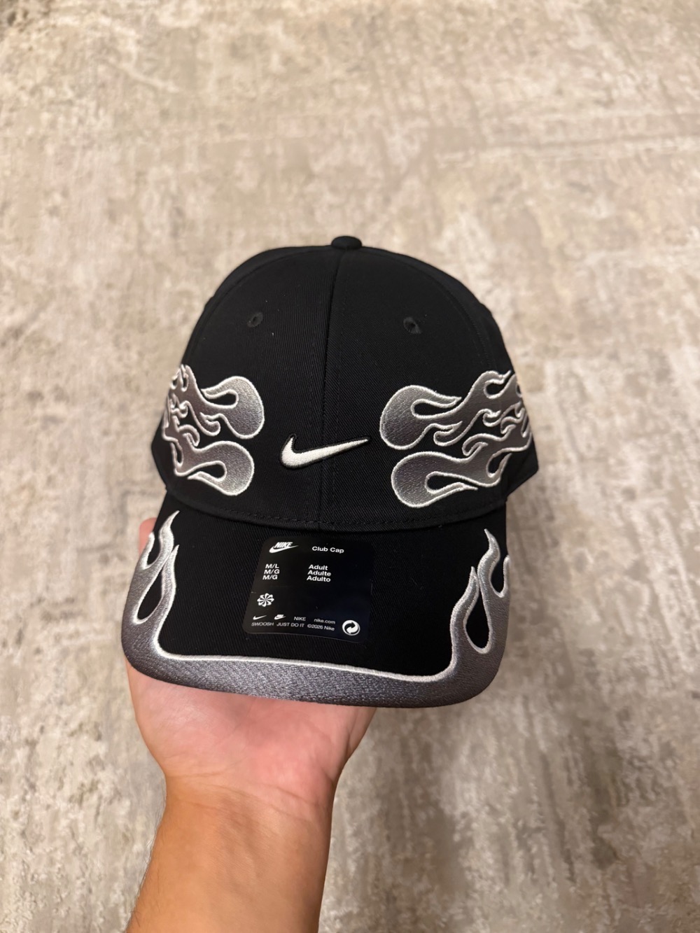 Boné Nike Club Structured OG Flame Black Silver — G, Novo