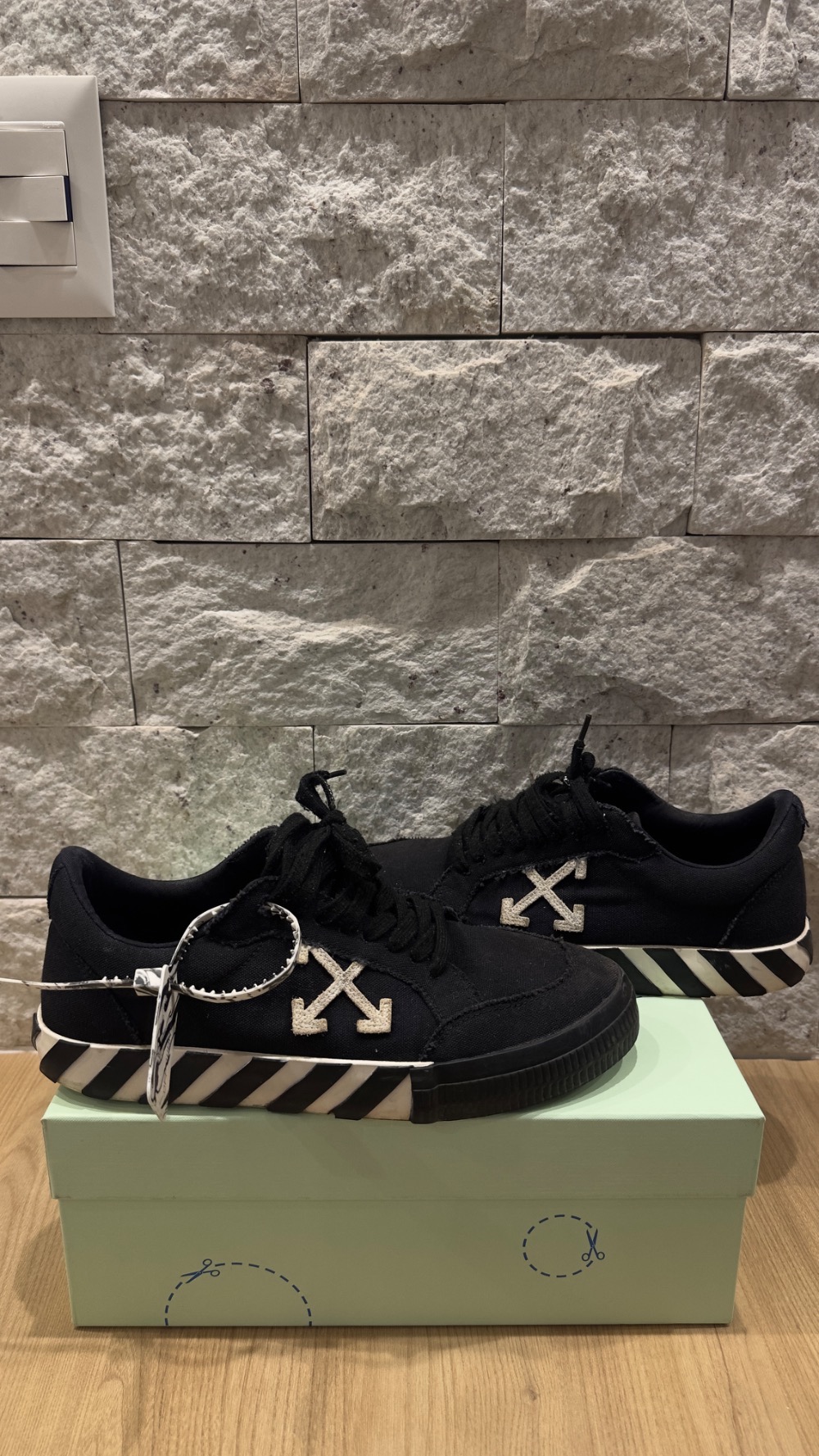 Off-White Vulcanized Low Black