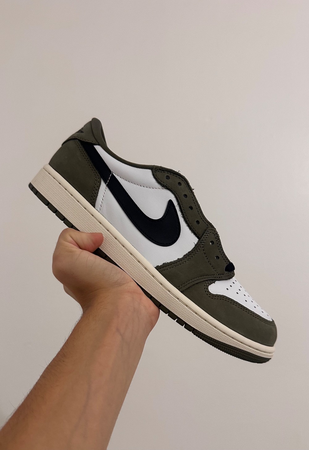 Air Jordan 1 Low OG Medium Olive — 42, Novo