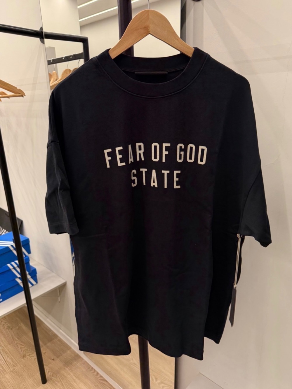Camiseta Fear of God Essentials 90's Fit Jet Black — P, Novo