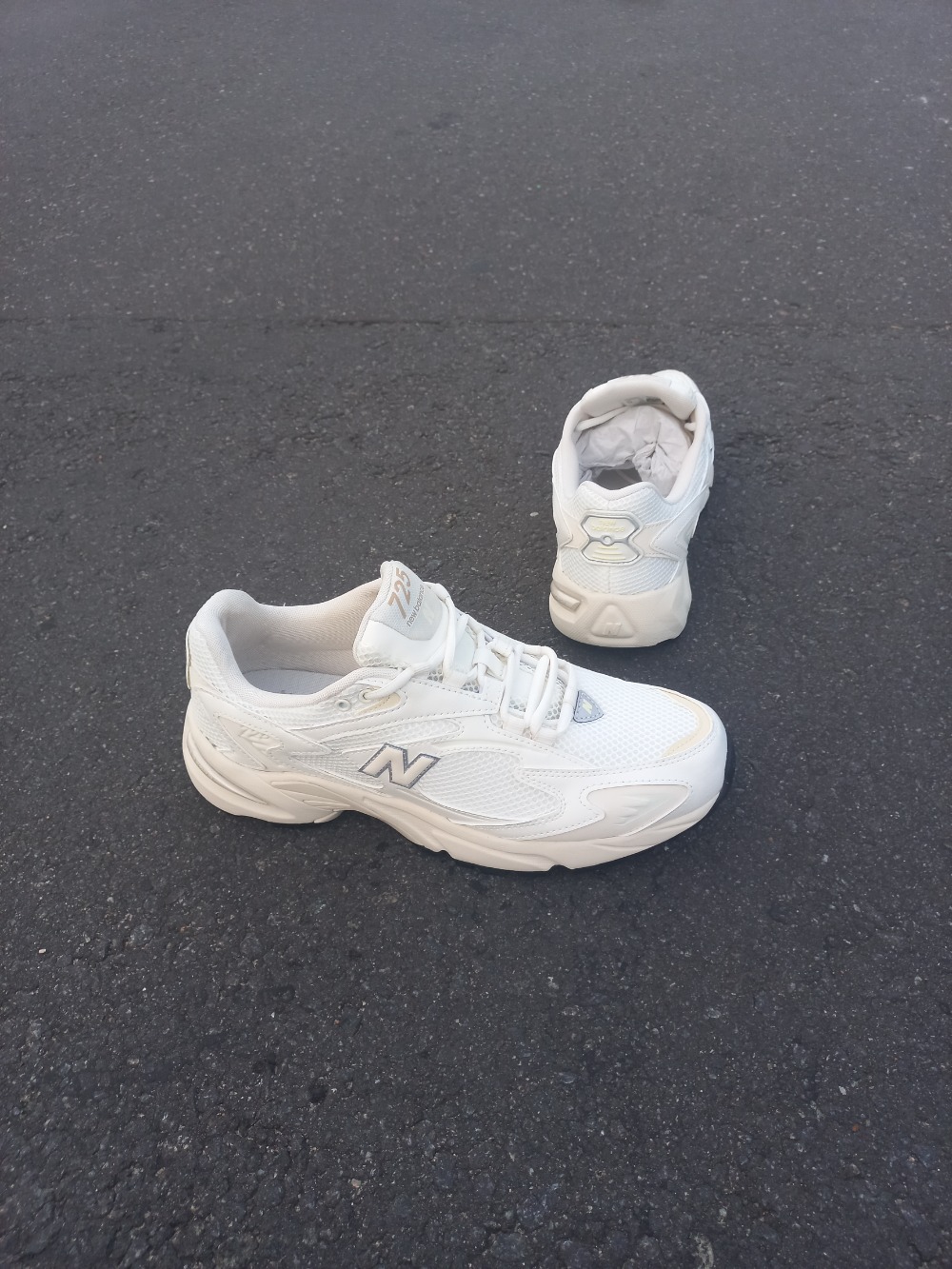 New Balance 725 White Beige