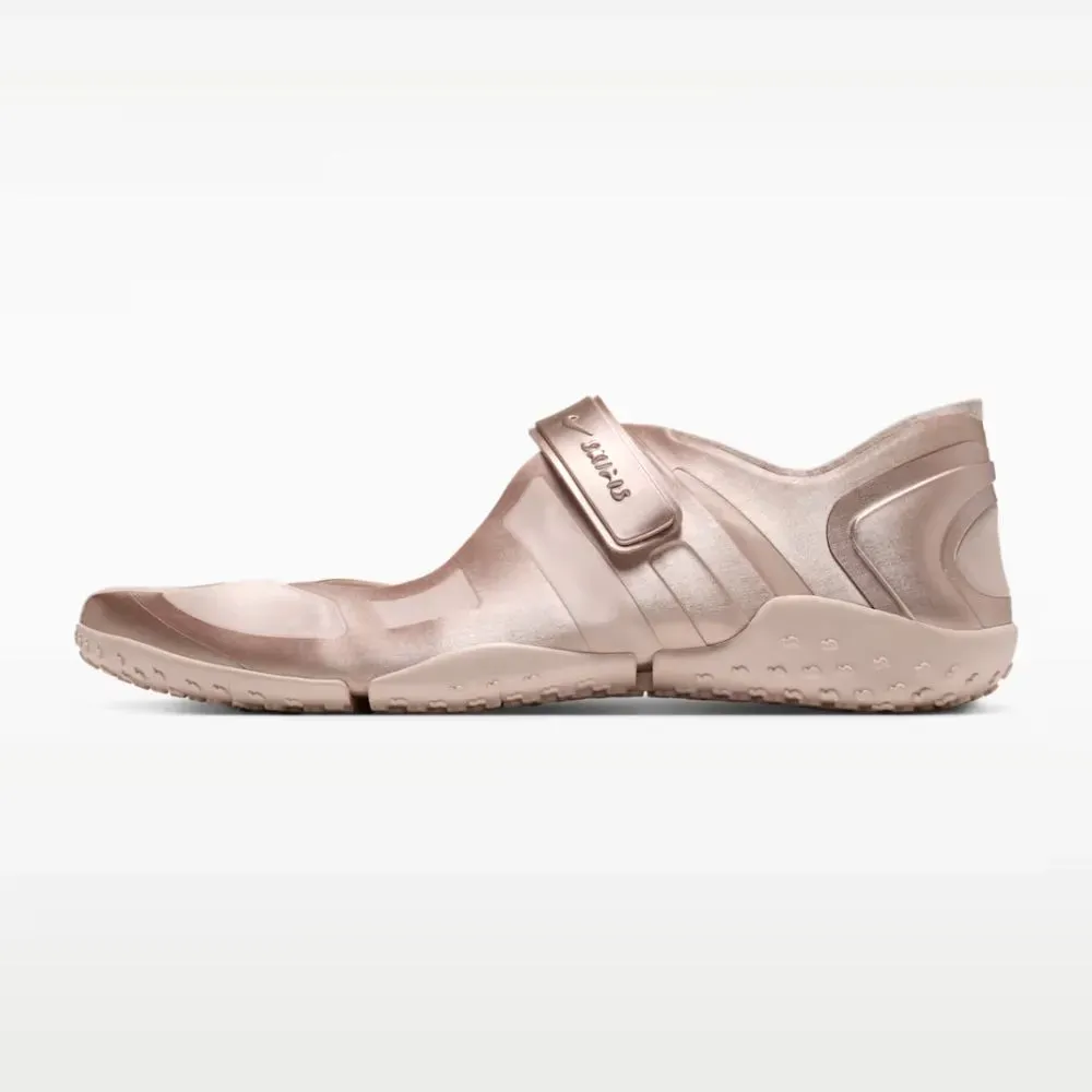 SKIMS x Nike Rift Satin Silt Red foto 1