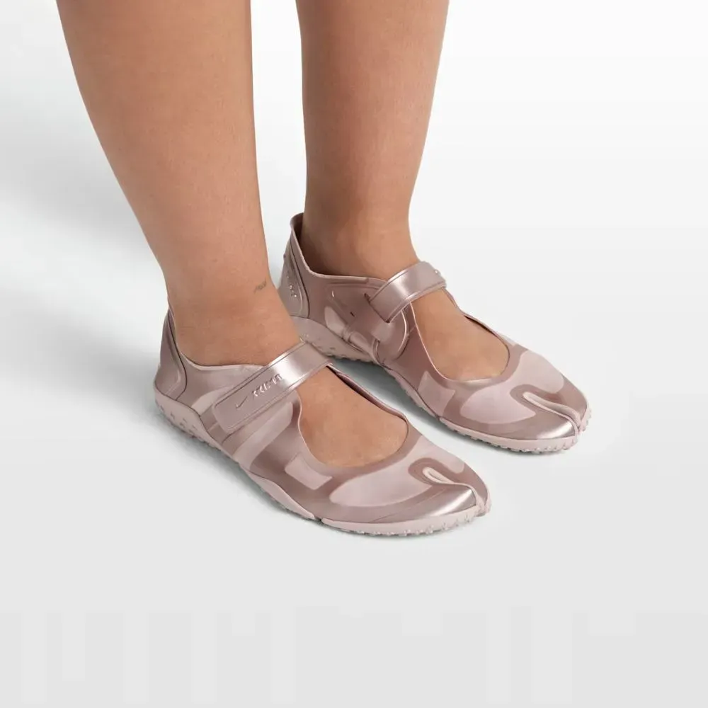 SKIMS x Nike Rift Satin Silt Red foto 6