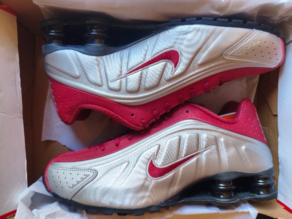 Nike Shox R4 Metallic Silver Team Crimson — 40, Novo