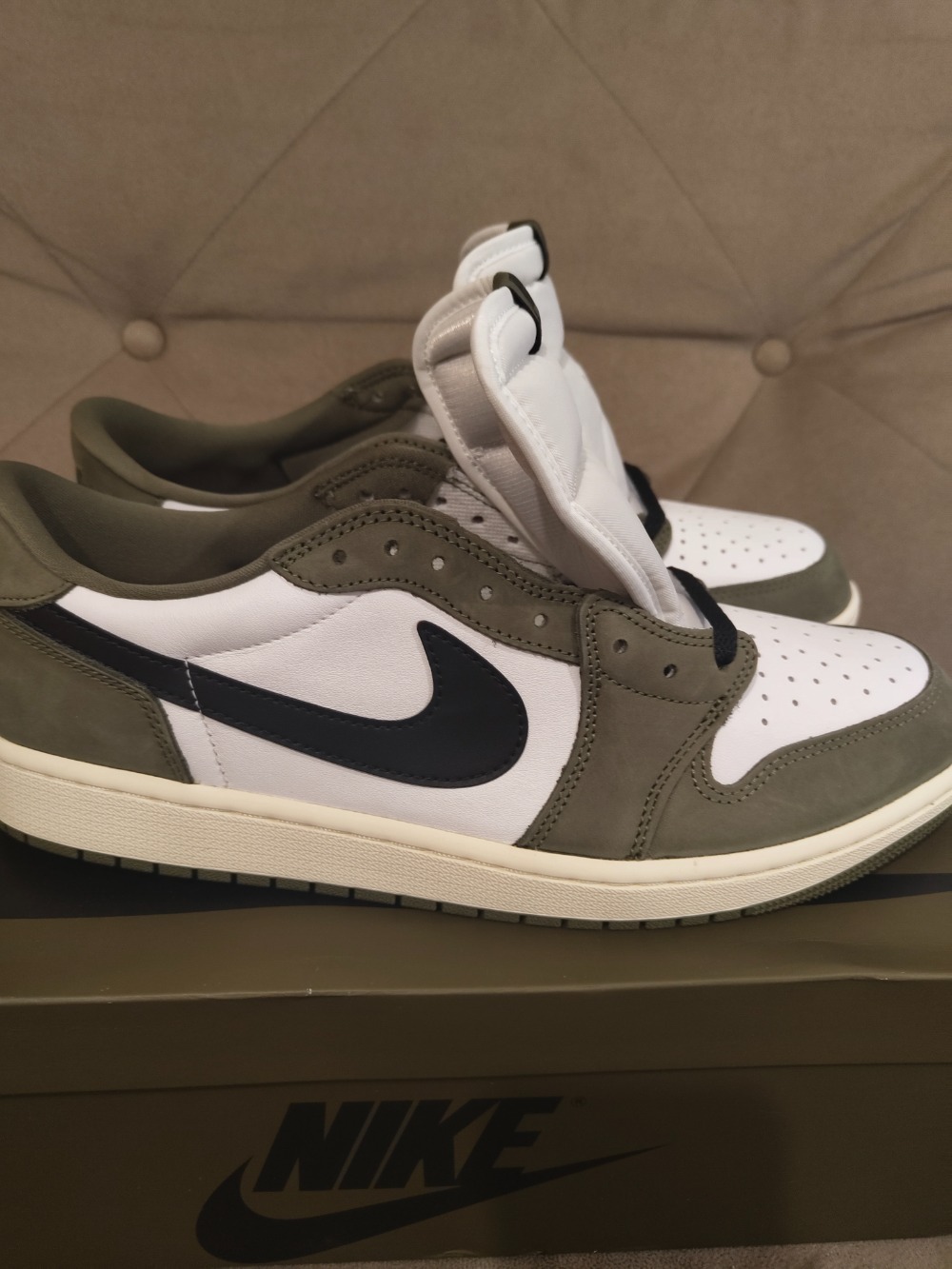 Air Jordan 1 Low OG Medium Olive — 44, Novo