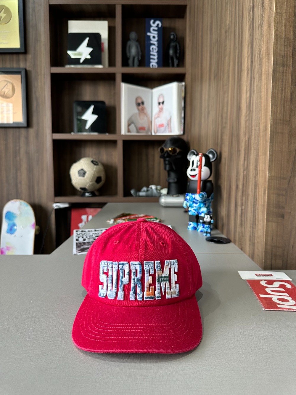 Boné Supreme Embroidered Money Logo 6-Panel Red SS26-W1 — Único, Novo