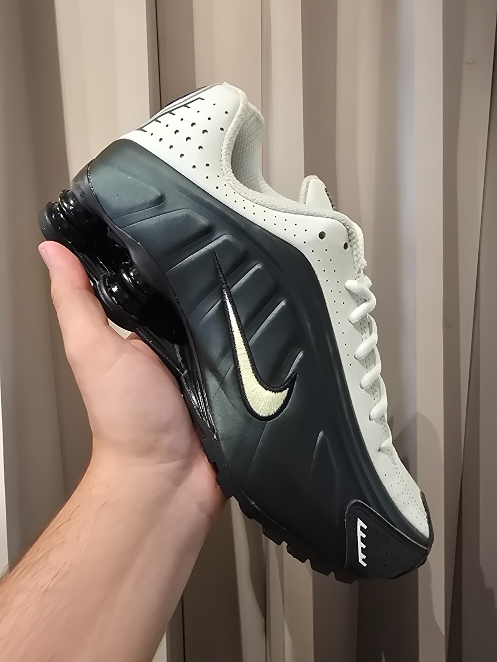 Nike Shox R4 Black Spruce — 39 / 41 / 42, Novo
