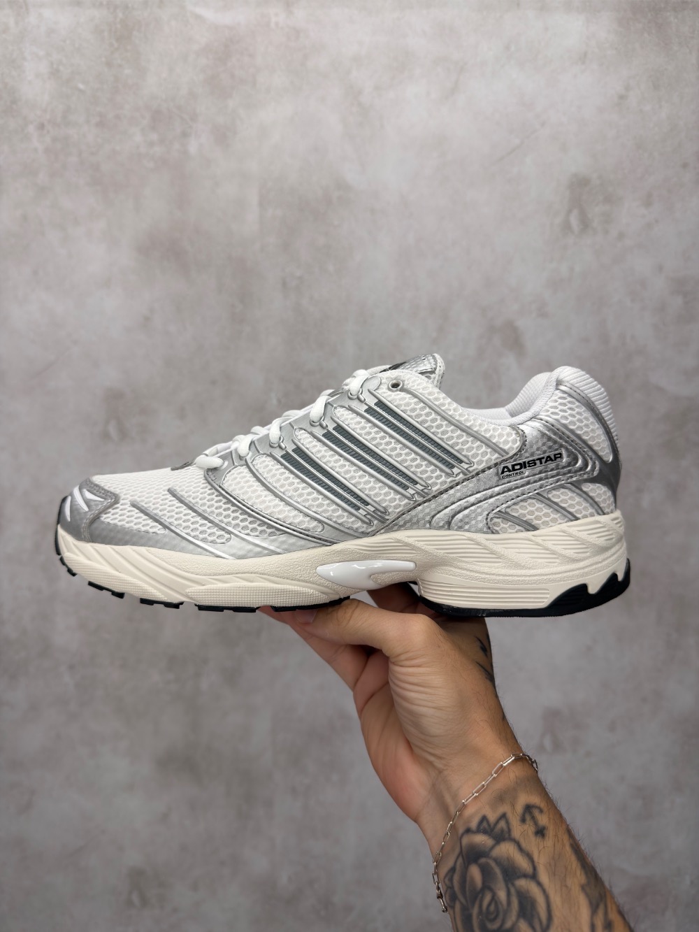 adidas Adistar Control 3 Cloud White Silver Metallic Core Black — 40 / 41 / 42 / 43, Novo