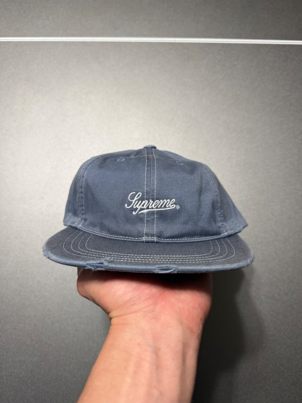 Boné Supreme Distressed Script 6-Panel Slate FW25-W3 — Único, Novo