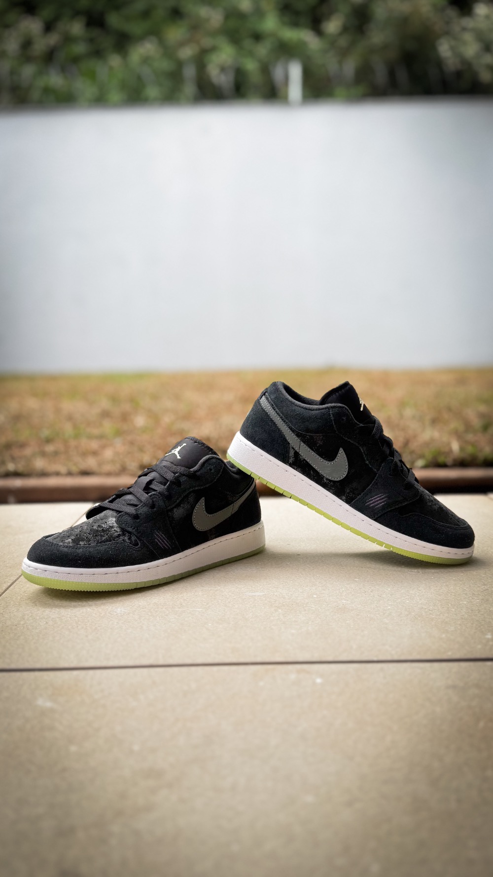 Air Jordan 1 Low SE Infantil Black Barely Volt Dark Raisin Iron Grey — 38, Novo
