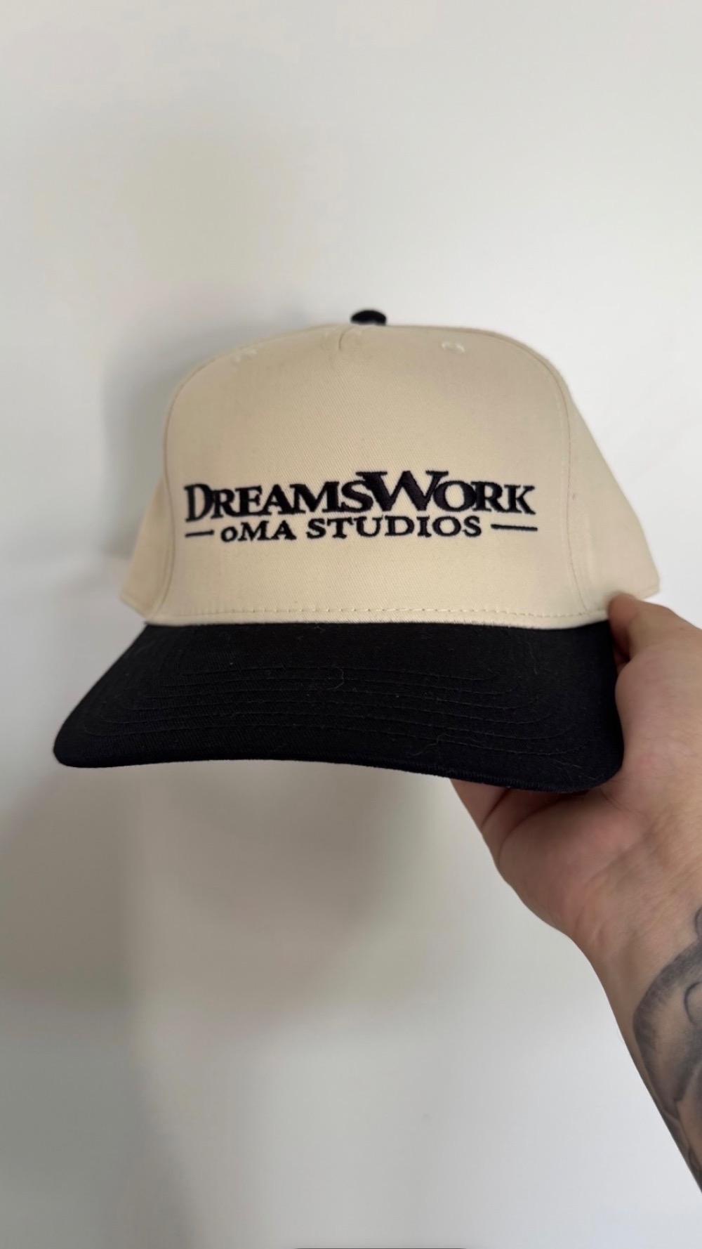 DreamsWork x oMA Studios Boné Curved Brim Cream — Único, Novo