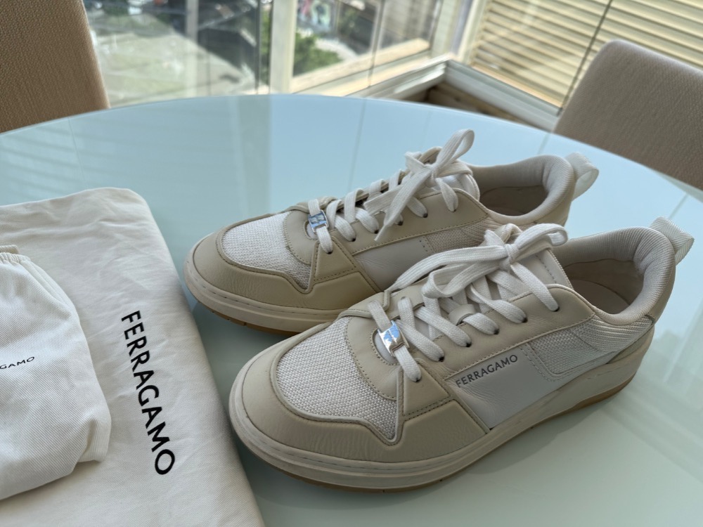 Tênis Ferragamo em Couro Branco e Bege