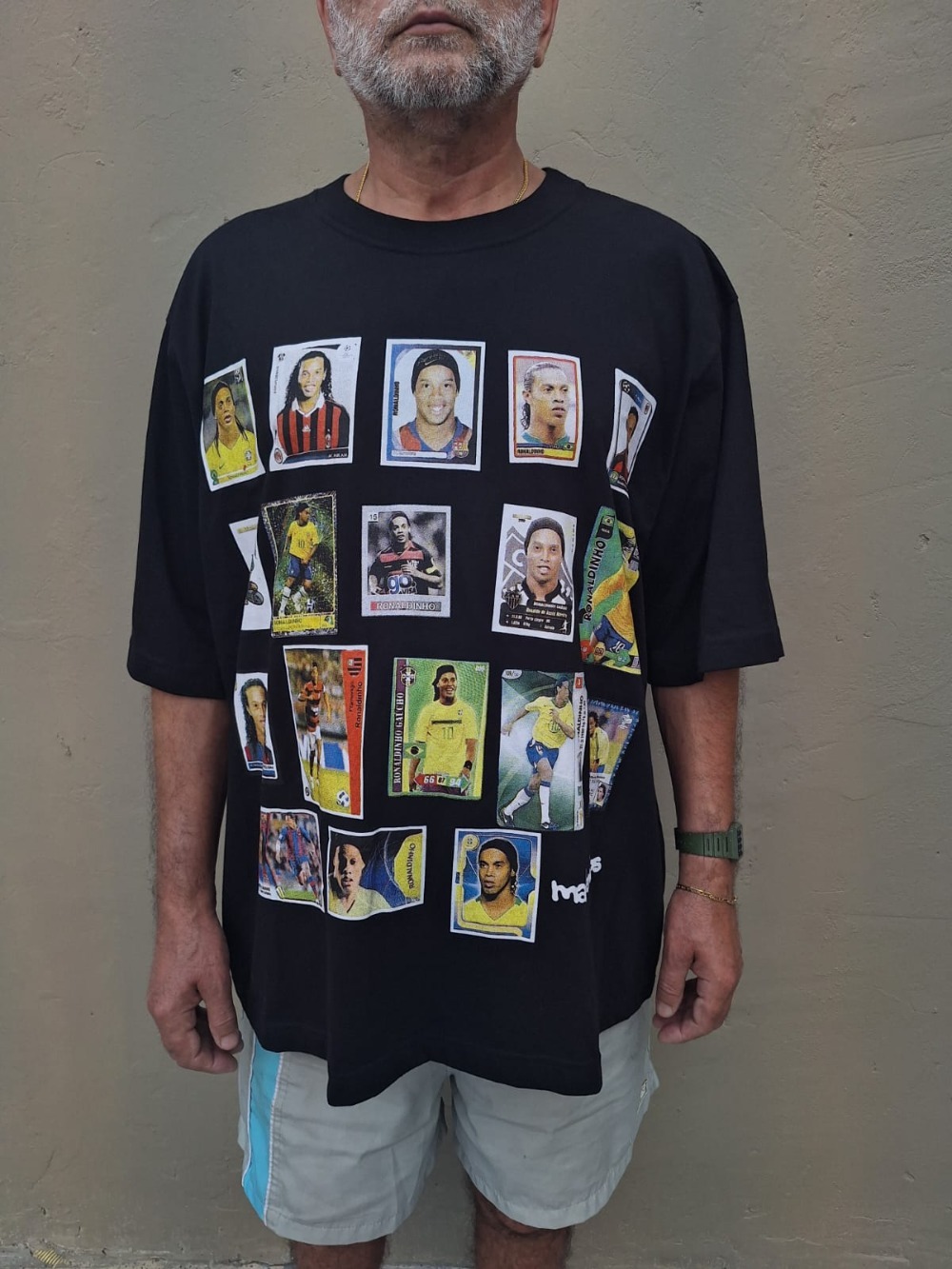 Camiseta Mad Enlatados Figurinha Número 1 Preta — 3XG, Novo