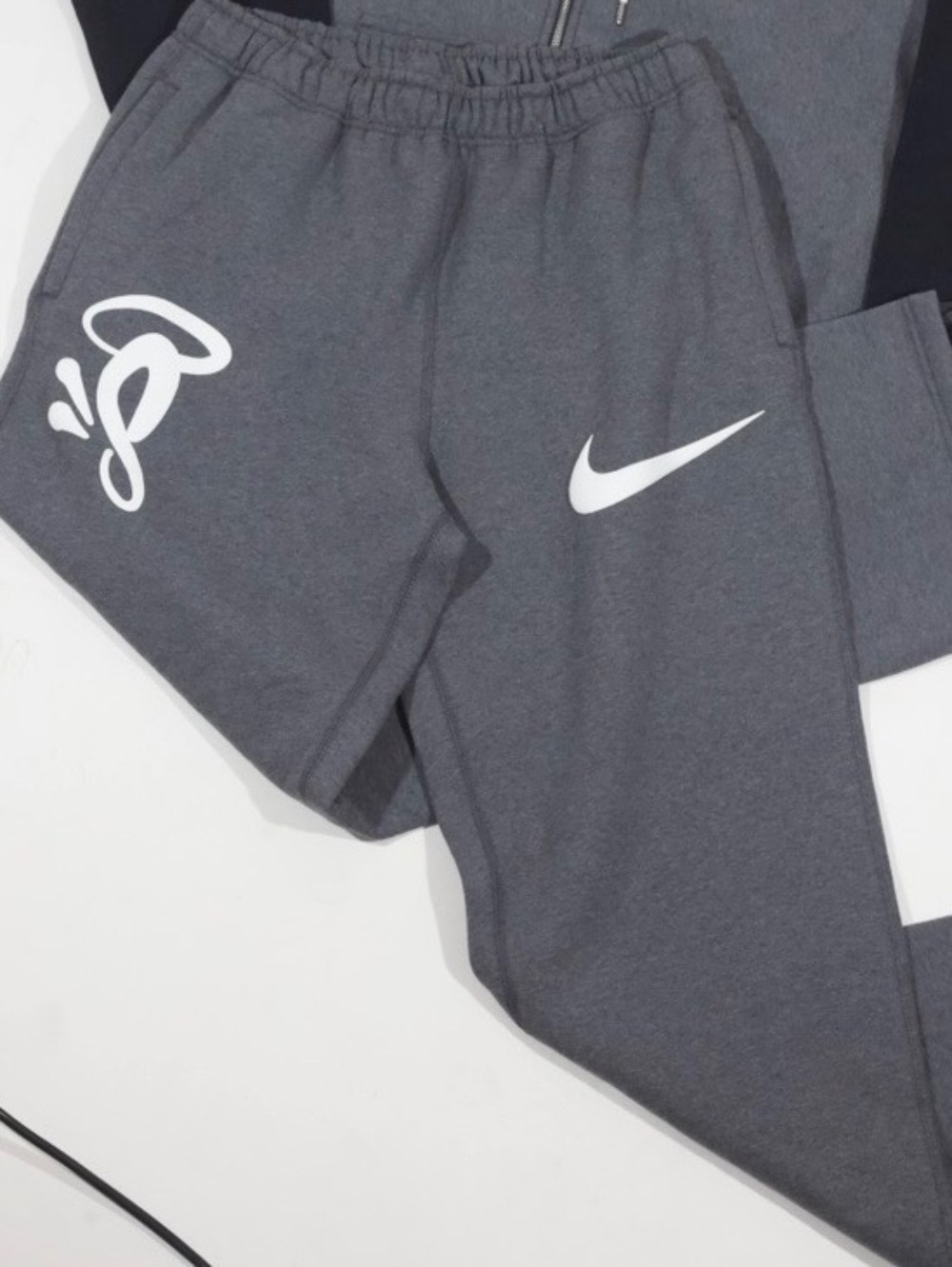 Syna World x Nike Calça Solo Swoosh Fleece Grey — M, Novo