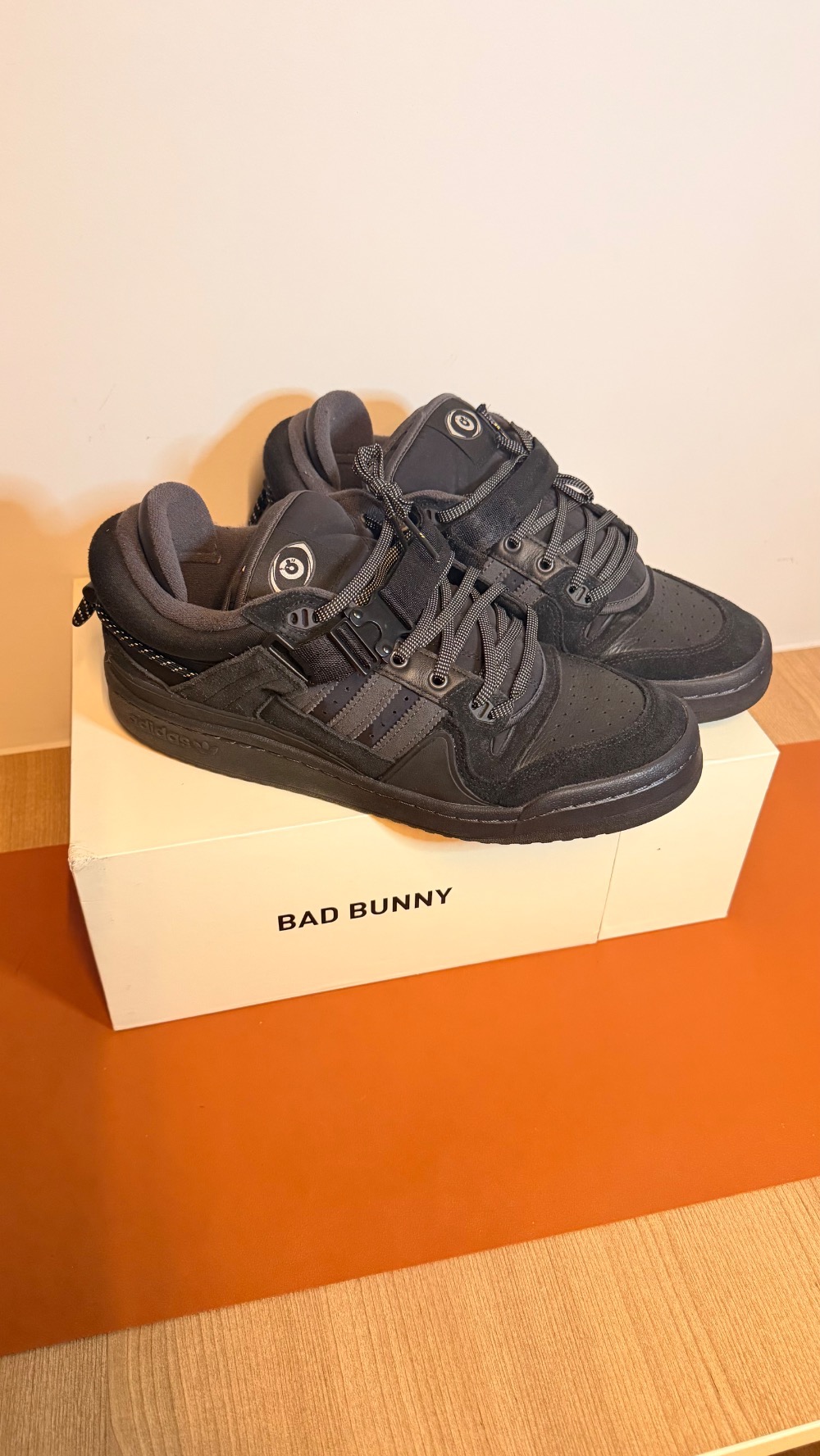 Bad Bunny x Adidas Forum Buckle Low Back To School — 42, Usado
