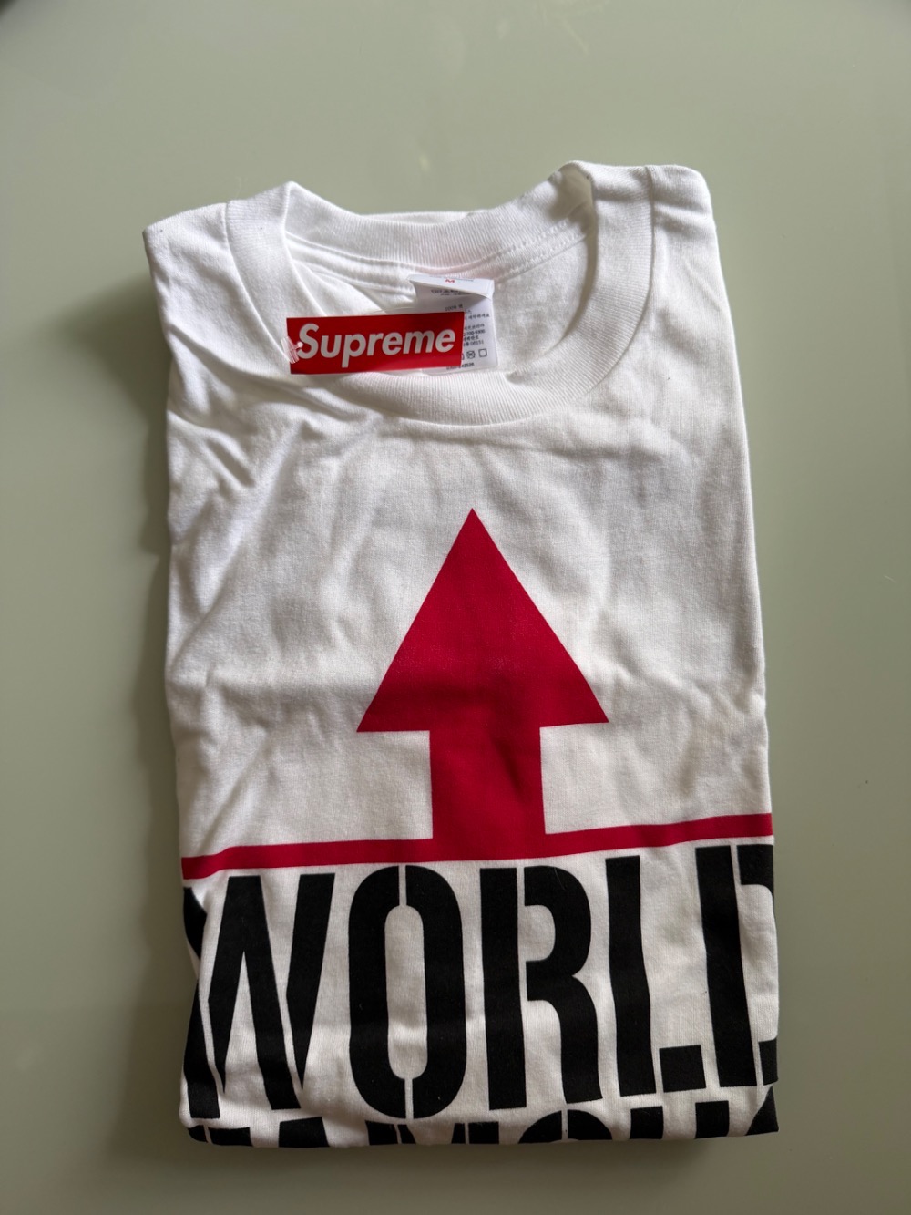 Camiseta Supreme World Famous White SS26-W1 — M, Novo