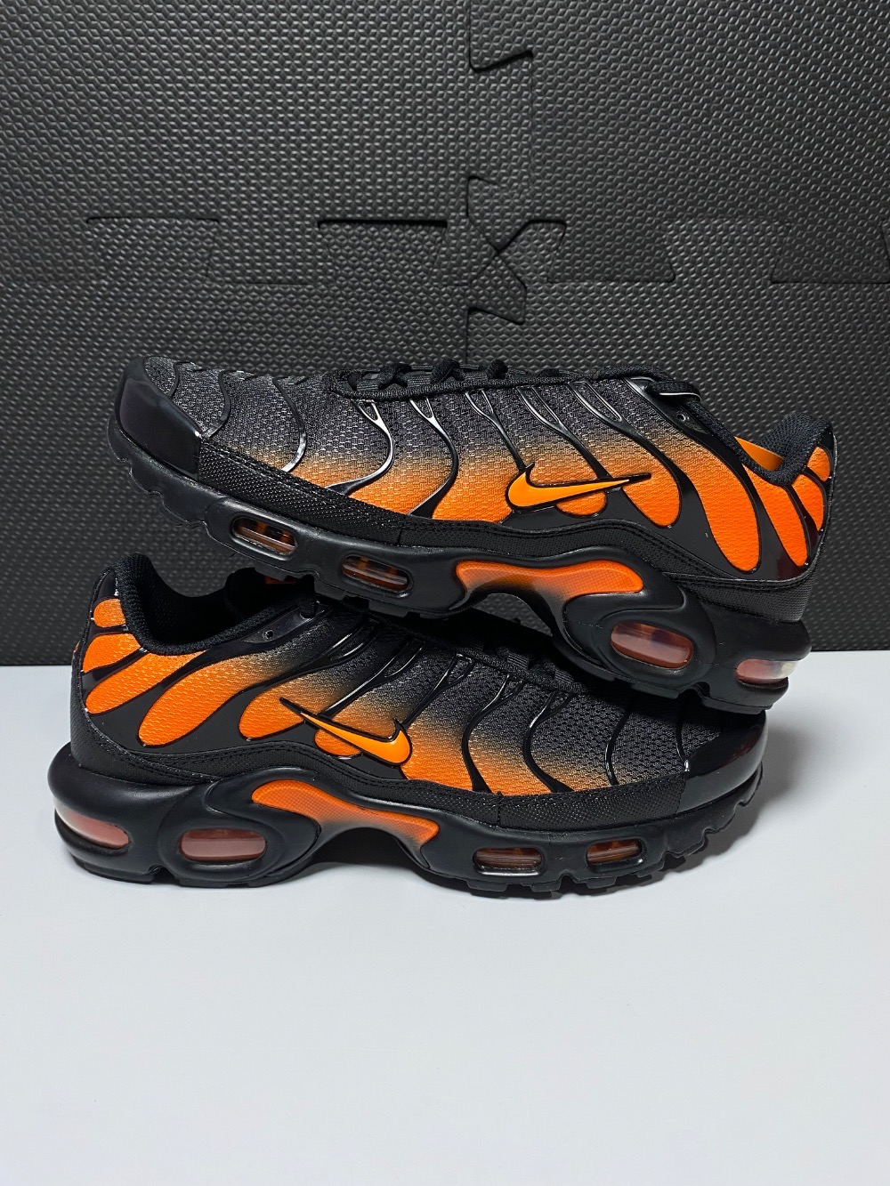 Nike Air Max Plus Black Total Orange — 41, Novo