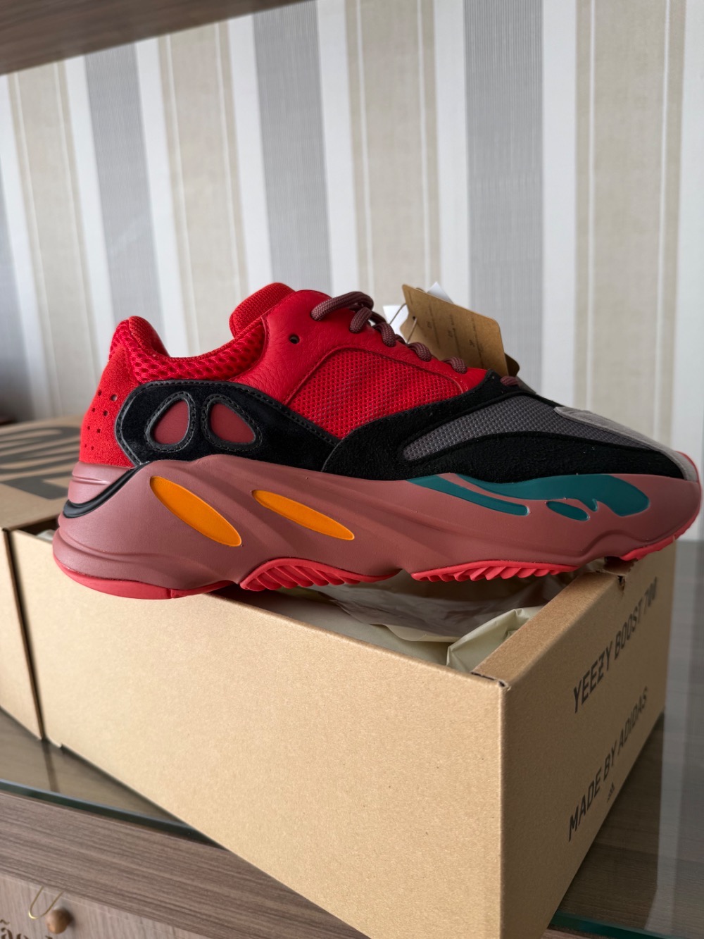 Yeezy 700 V1 Hi-Res Red — 42, Novo