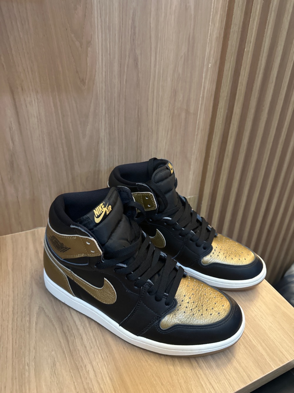 Air Jordan 1 High OG Metallic Gold — 41, Usado