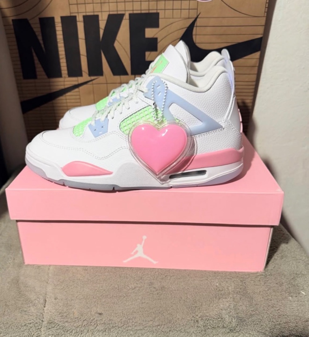 Air Jordan 4 Retro GS Valentine's Day (2026) — 34, Novo