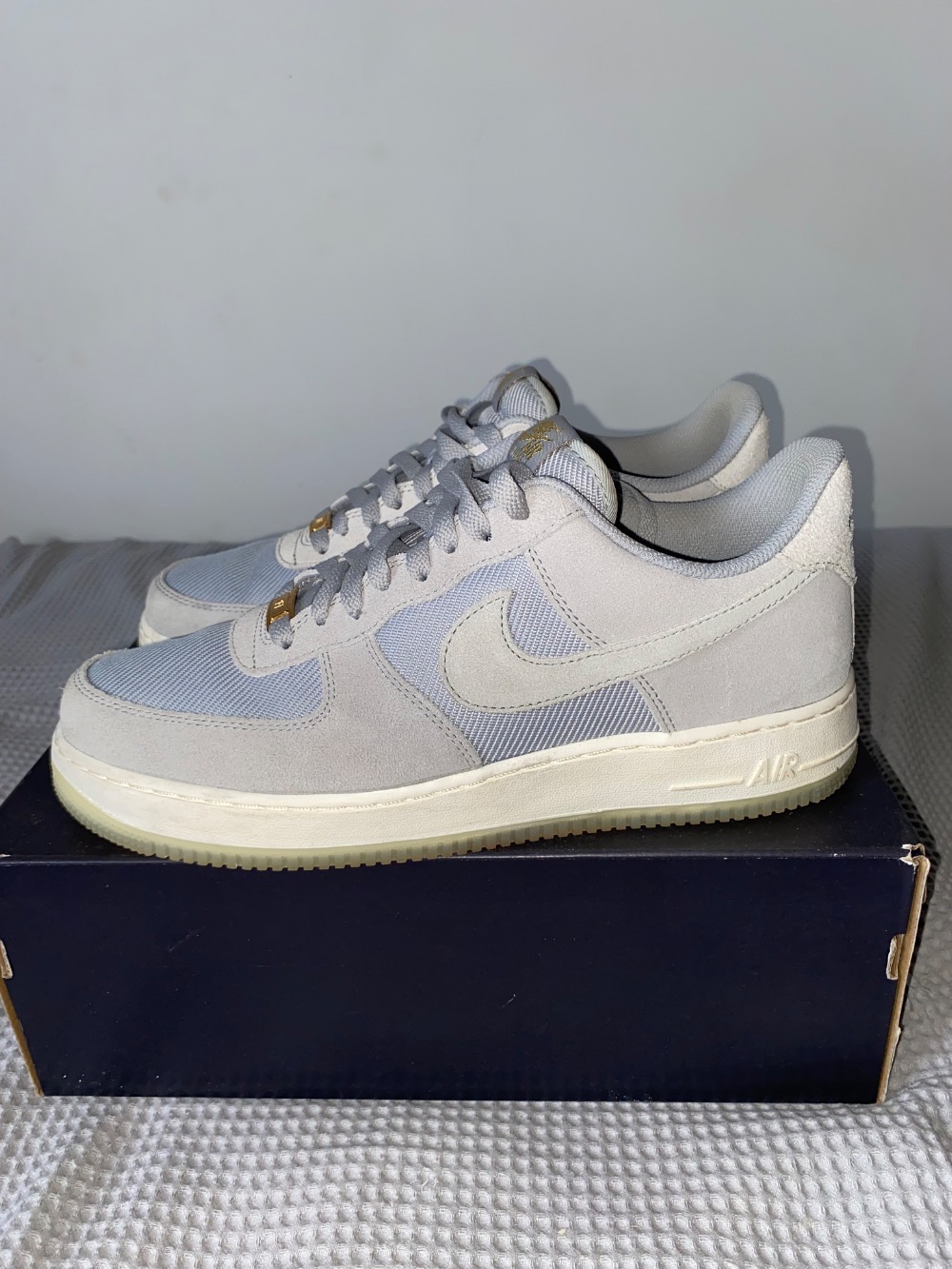Nike Air Force 1 Low GS Light Smoke Grey Metallic Gold — 43, Usado