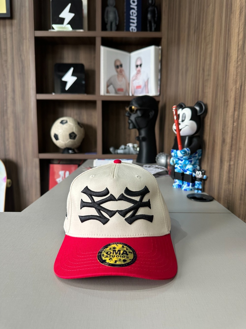Boné oMA Studios NY NY Curved Brim Cream Red — Único, Novo
