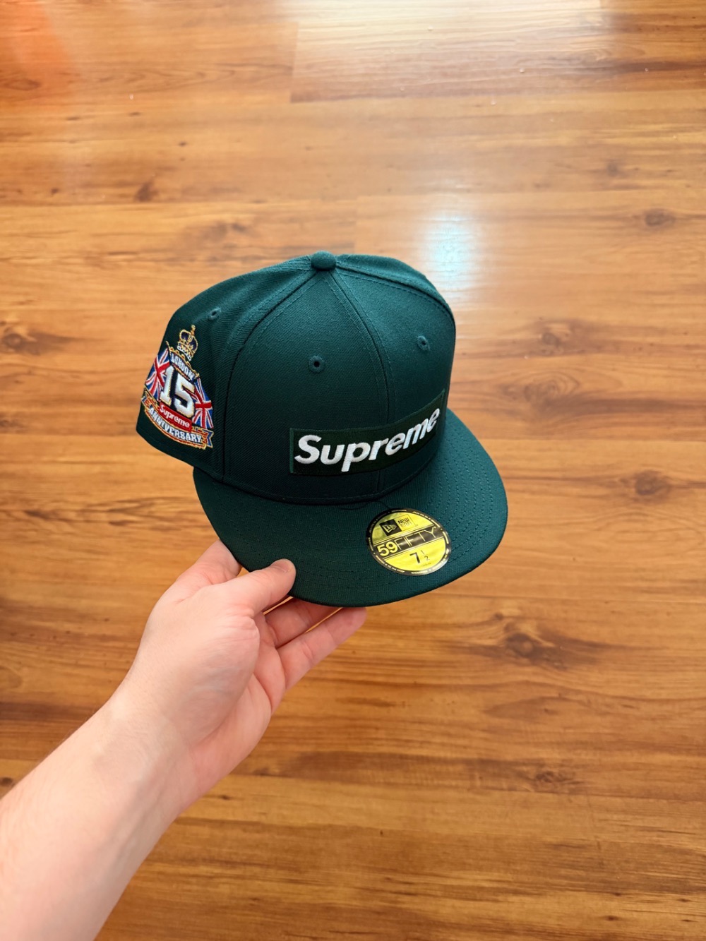 New Era x Supreme Boné Shop Box Logo London Dark Green SS26-W1 — 7-3/8, Novo