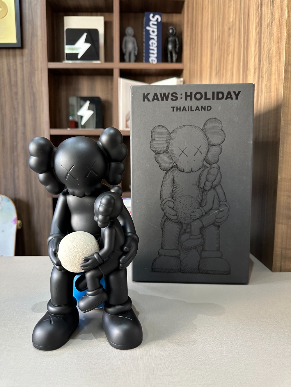 KAWS Holiday Thailand Vinyl Black — Único, Novo