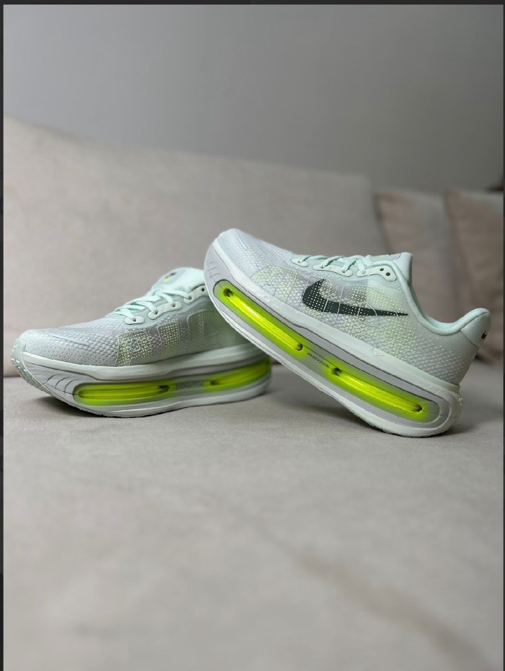 Nike Vomero Premium Barely Volt — 40, Novo