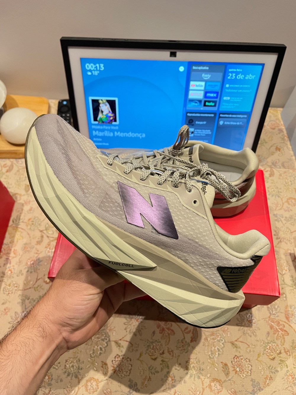New Balance FuelCell Rebel v5 Shipyard Arid Stone Silver Metallic — 41, Novo