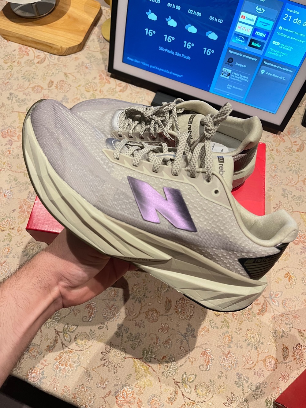 New Balance FuelCell Rebel v5 Shipyard Arid Stone Silver Metallic — 40, Novo